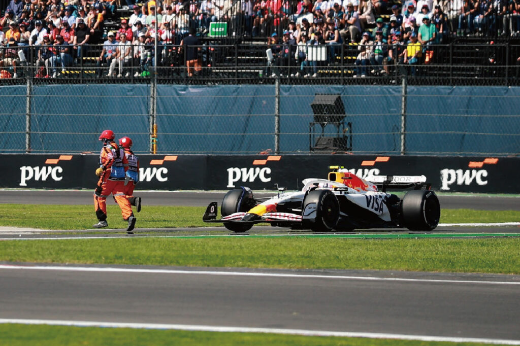 墨西哥站工作人員在比賽期間幾乎被賽車撞倒