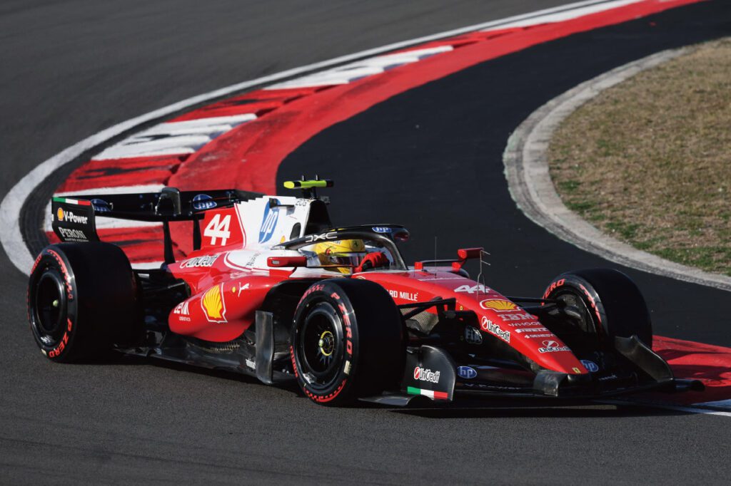 Hamilton指Ferrari正賽速度落後Mercedes 0.4至0.6秒